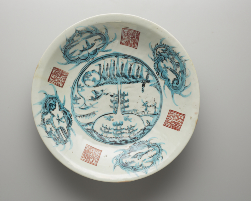 China%2C%20Fujian%20province%2C%20%3Cb%3E%3Ci%3E%20Large%20plate%20with%20landscape%20scenes%20and%20seal%20script%20inscription%2C%20%22Jade%20Hall%20filled%20with%20nobility%20and%20wealth%22%3C%2Fi%3E%3C%2Fb%3E%2C%20late%2016th%2F17th%20century%2C%20porcelain%20with%20overglaze%20enamel%20painting%2C%20Gift%20of%20Virginia%20Nelson%2C%20no%20known%20copyright%20restrictions%2C%2092.204